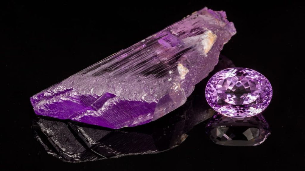 Что представляет собой камень кунцит