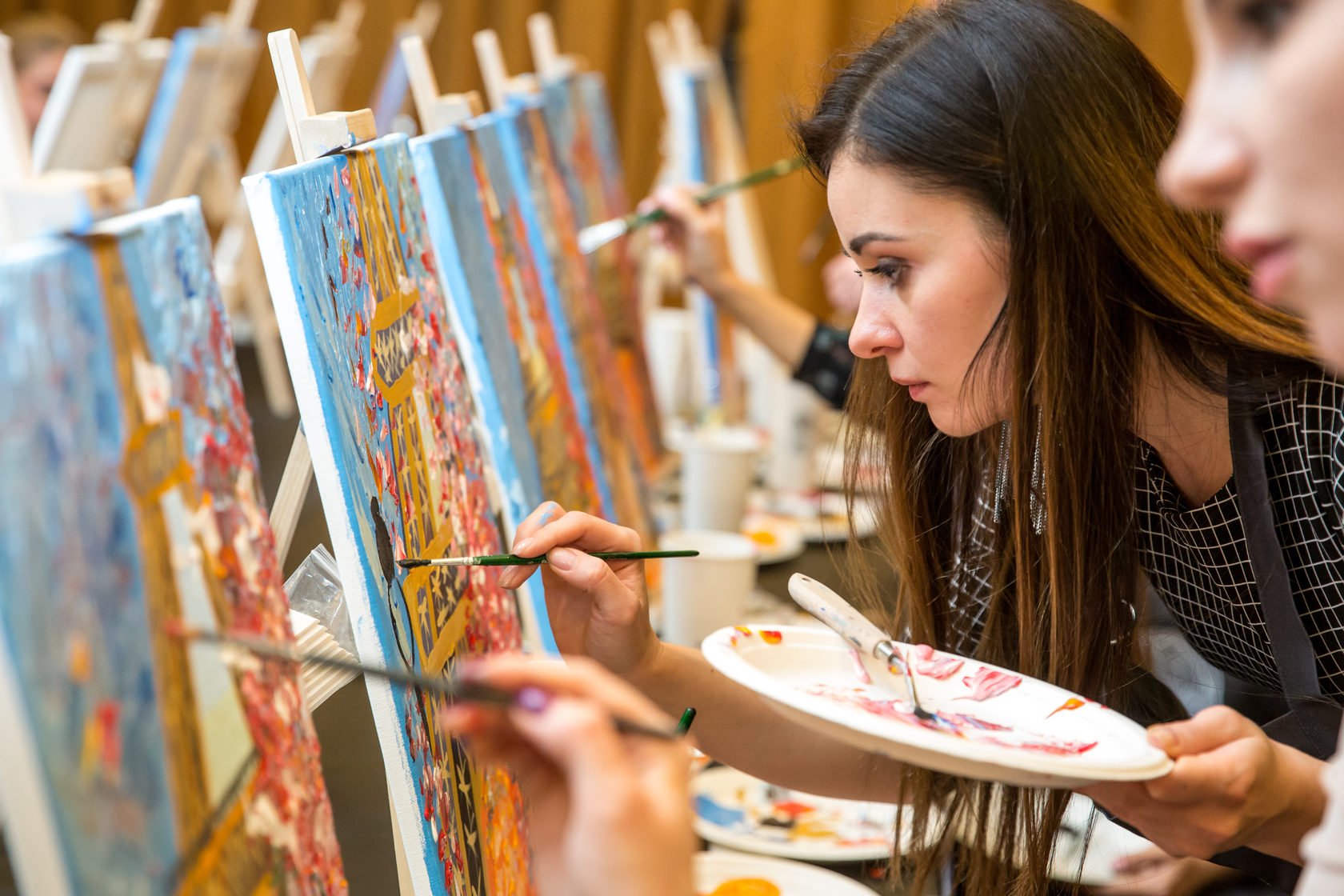 О месте, где учатся создавать искусство: студия творчества