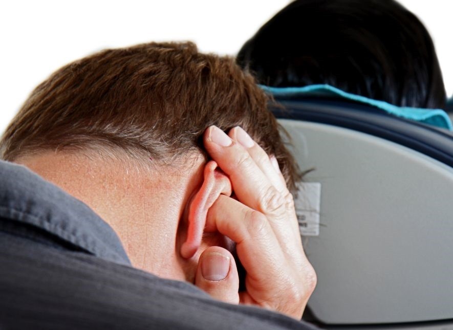 Чувство заложенности и давления в ушах: причины появления и способы устранения