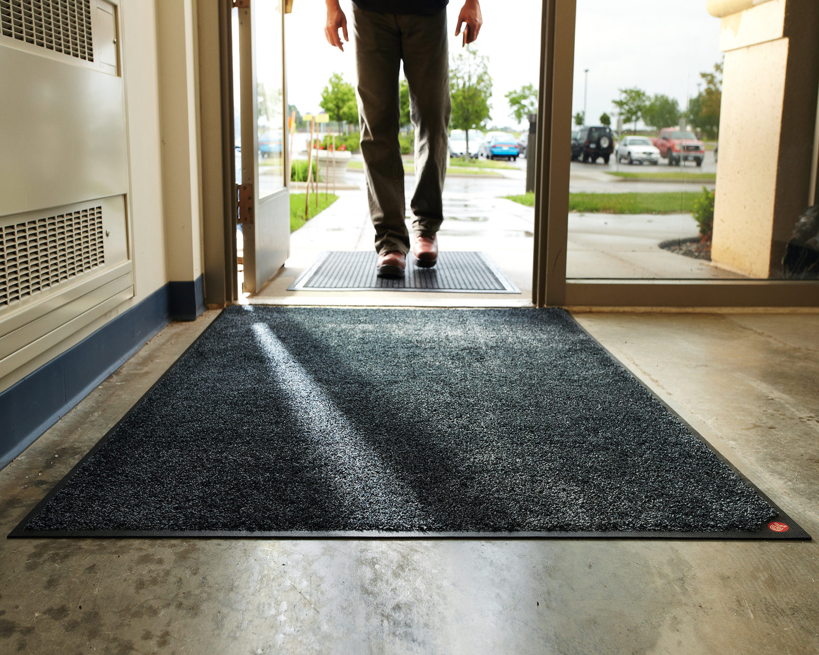 Замена грязезащитных ковров: Почему лучше доверить профессионалам