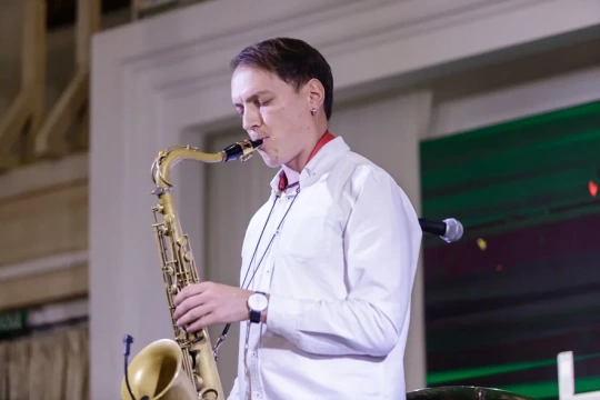 Уроки игры на саксофоне: первый шаг к музыкальному совершенству