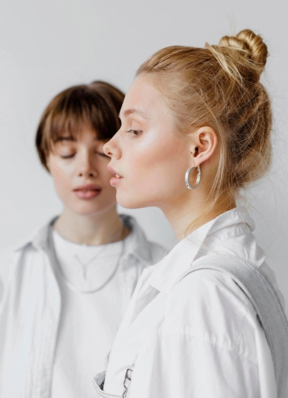 Серьги конго из белого золота: современный взгляд на вечную классику. Чем они отличаются от традиционных моделей?