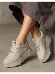 Как выбрать женские кроссовки: практический гид для стильной и комфортной обуви