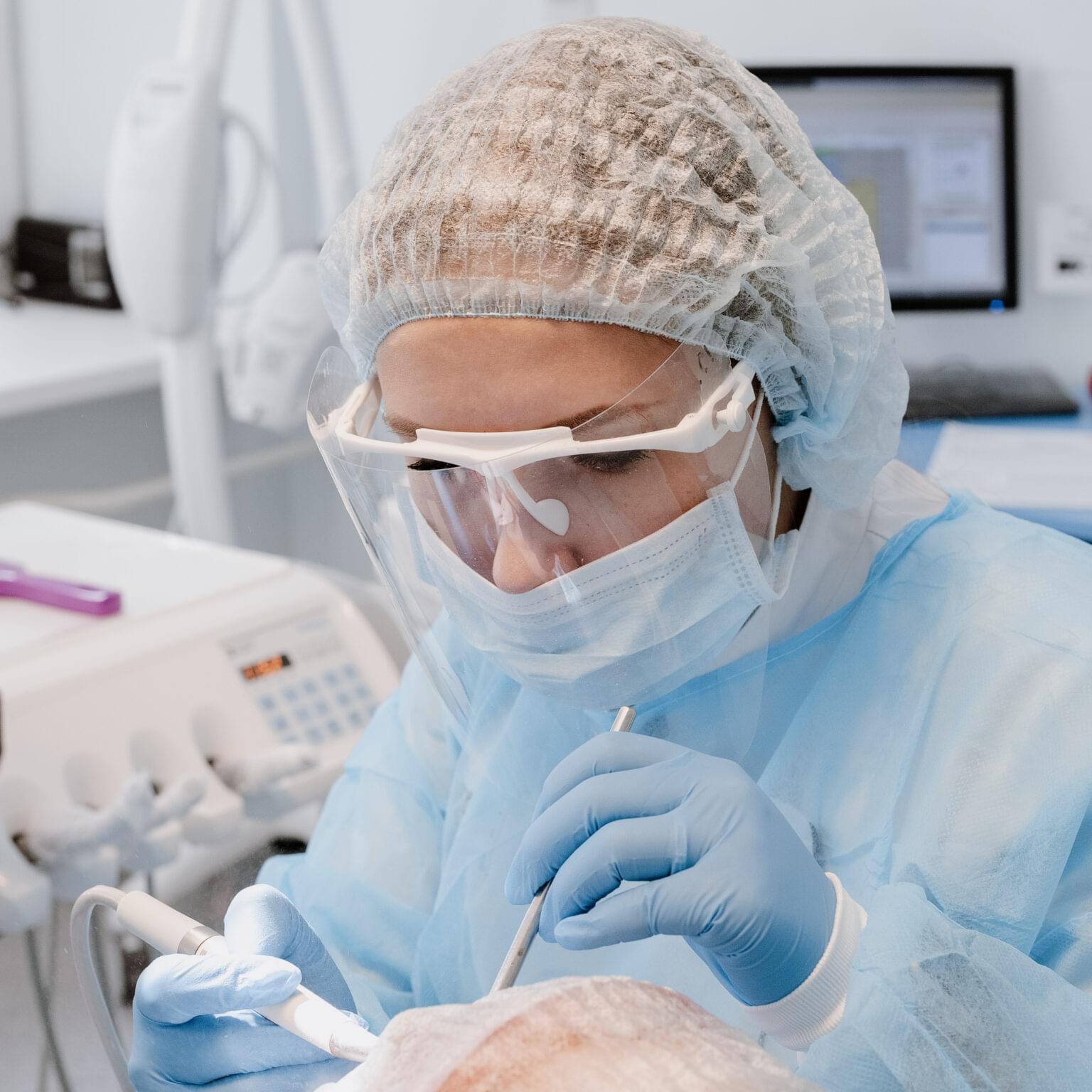 Чистка зубов: чистые и здоровые зубы за одно посещение