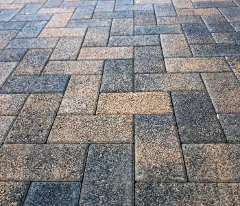 Укладка тротуарной плитки в Краснодаре: особенности, этапы и рекомендации