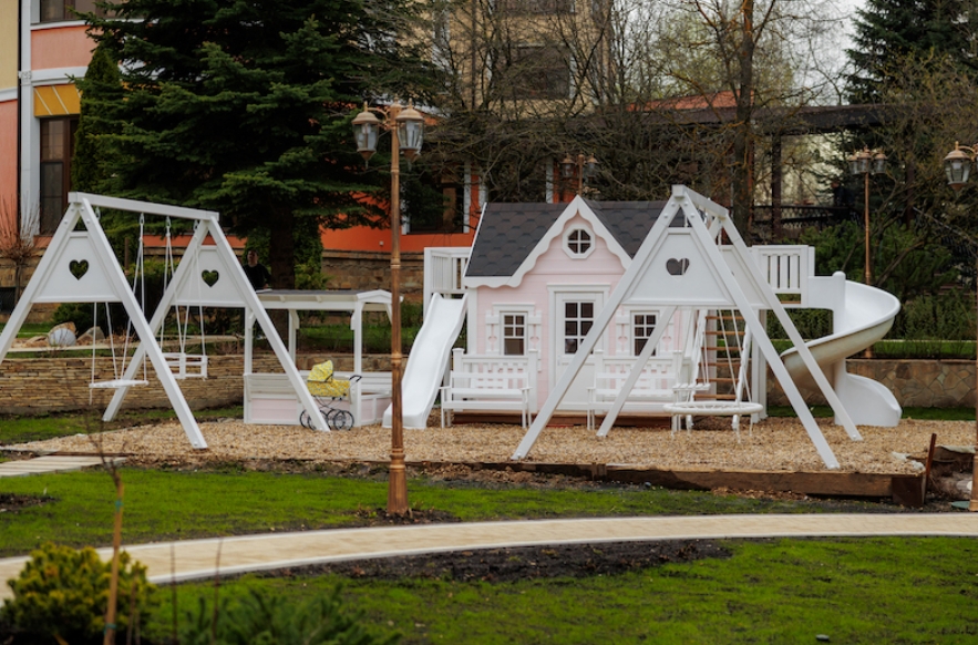 Типовой проект домика для детей: особенности, материалы и варианты планировки