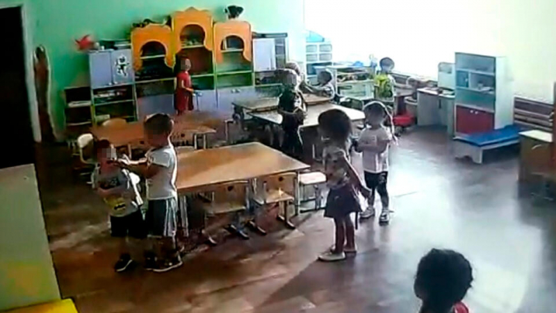 "Это страшно": мать рассказала, как ее сына "душили удавкой" в детсаду