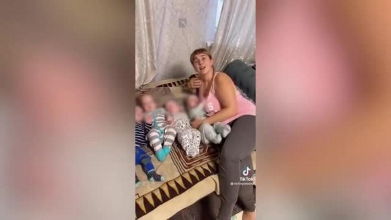 "Это все мне?": мать четверых близнецов показала всех детей на видео