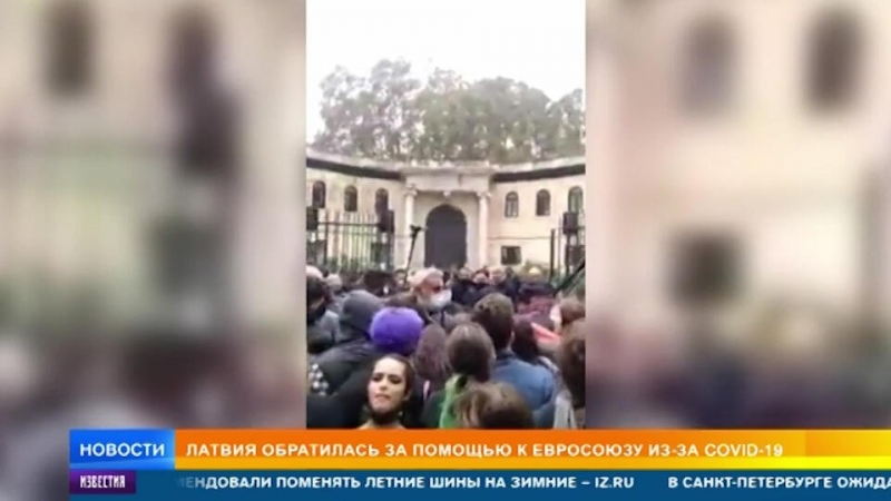 Итальянские силовики щитами избили митингующих детей в Риме