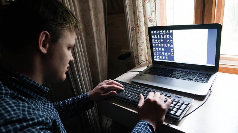 Кравцов заявил об отсутствии планов переводить школьников на удаленку