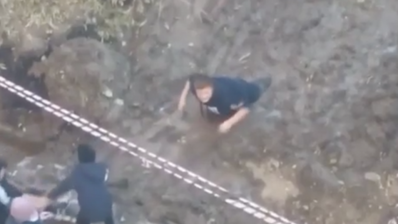 Подростка засосало в грязевую ловушку в Красноярске