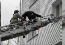 Полицейские вызволили запертых в квартире детей под Иркутском