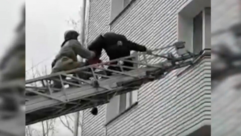 Полицейские вызволили запертых в квартире детей под Иркутском