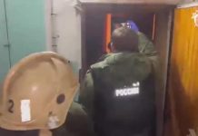 Силовикам пришлось ломать дверь в квартиру, где нашли убитую девочку