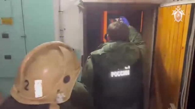 Силовикам пришлось ломать дверь в квартиру, где нашли убитую девочку