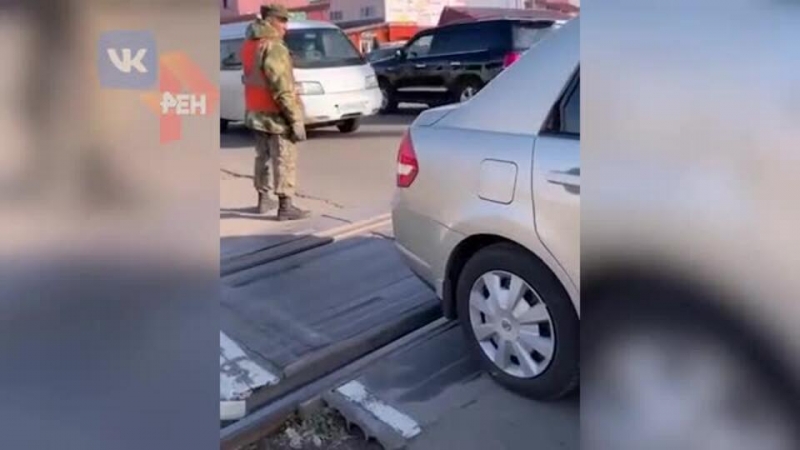 Спасение девочки, запертой в авто на железной дороге, сняли на видео