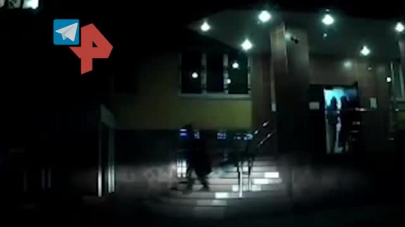 Стащила 200 рублей: за что горе-мать волокла девочку по лестнице