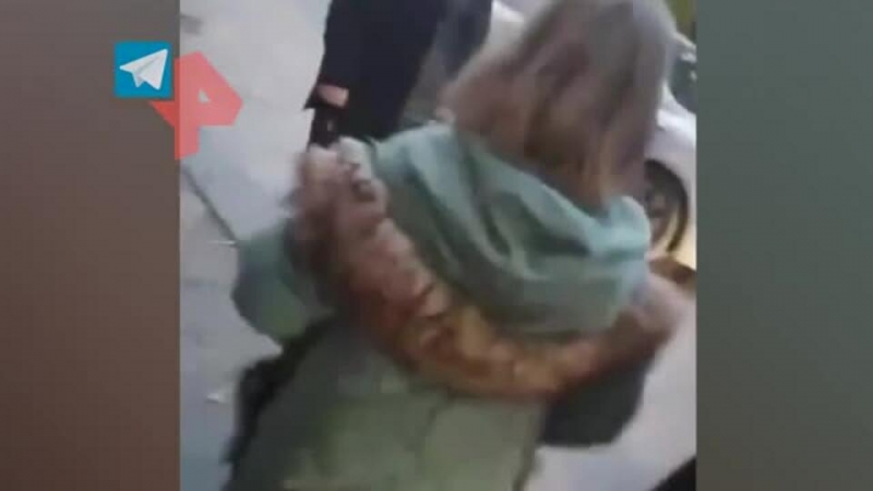 Стащила 200 рублей: за что горе-мать волокла девочку по лестнице