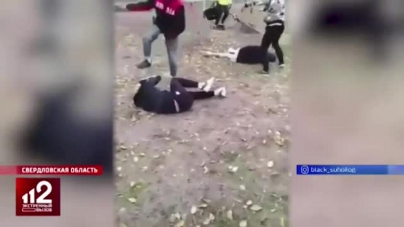 Ученики избили сверстников и сняли нападение на телефон на Урале