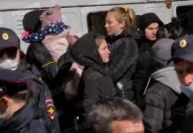 Учитель убитой в Вологде девочки расплакалась у места, где ее нашли