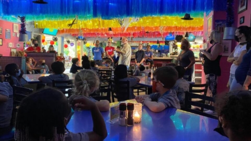 В США школьников отвели на экскурсию в гей-бар