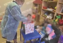 Брошенных матерью в авто с дальнобойщиком детей поместили в больницу