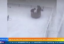 Дети из Якутии катаются на карусели при температуре минус 50 градусов