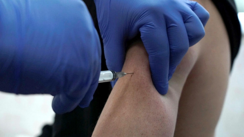 Гинцбург: У подростков после прививки больше антител, чем у взрослых