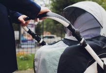 Хулиган запустил фейерверк в коляску с младенцем, ребенок обгорел