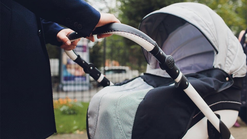 Хулиган запустил фейерверк в коляску с младенцем, ребенок обгорел