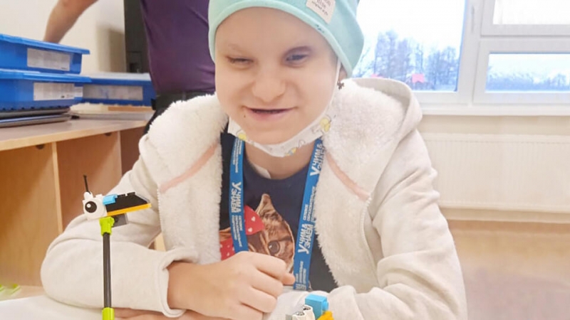 Любит жизнь, не унывает: РЕН ТВ открыл сбор на спасение маленькой Лизы