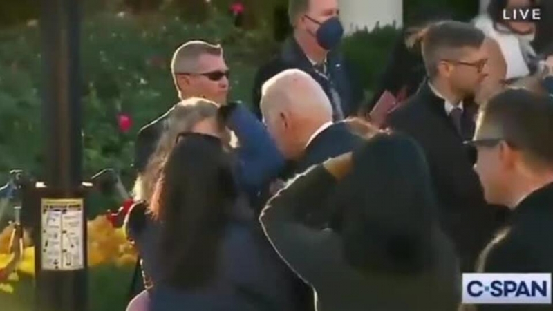 Недовольная девочка остановила Байдена "приемом карате"