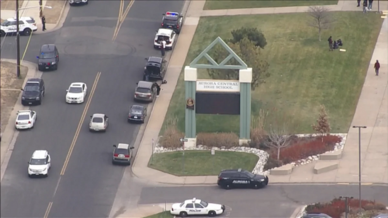 Пятеро подростков ранены во время стрельбы у школы в США