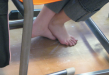 Под Красноярском учительница заставила девочку ходить по школе босиком