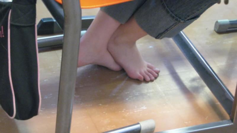 Под Красноярском учительница заставила девочку ходить по школе босиком