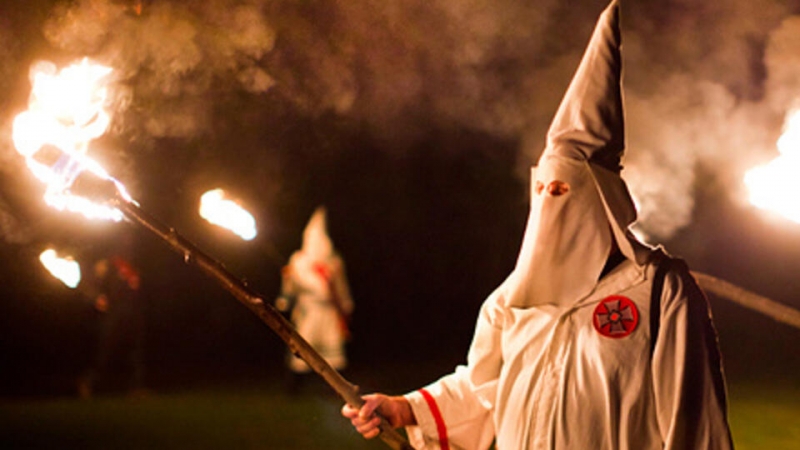 Подростки нарядились ку-клукс-клановцами и напали на чернокожего в США