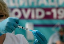 Путин предложил подумать о создании вакцины для детей старше 2 лет