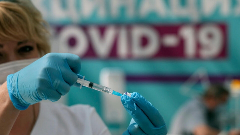 Путин предложил подумать о создании вакцины для детей старше 2 лет