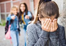 Родителям рассказали, как вести себя, если их ребенка «травят» в школе