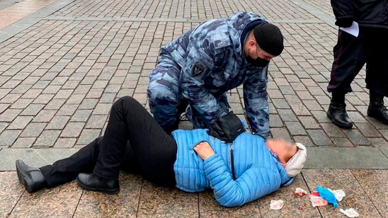 Сбившего пенсионерку электросамокатчика доставили в полицию Москвы