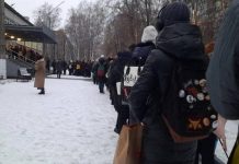 Школьники выстроились в огромную очередь в Кузбассе из-за биометрии