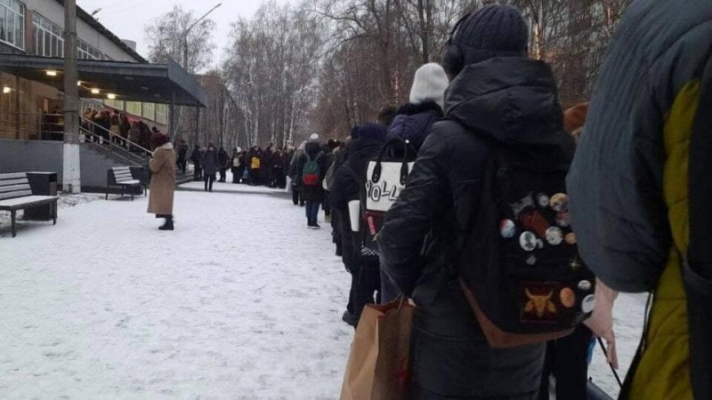Школьники выстроились в огромную очередь в Кузбассе из-за биометрии