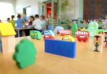 В детсаду в Перми малыша вывели на улицу в одних колготках без обуви