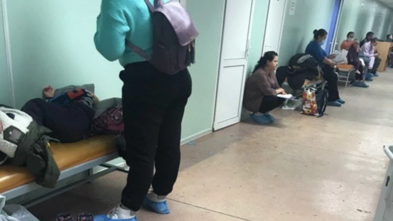 В Екатеринбурге пациенты ночуют в детской больнице в ожидании приема