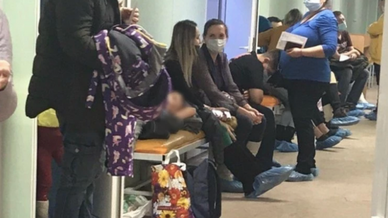 В Екатеринбурге пациенты ночуют в детской больнице в ожидании приема