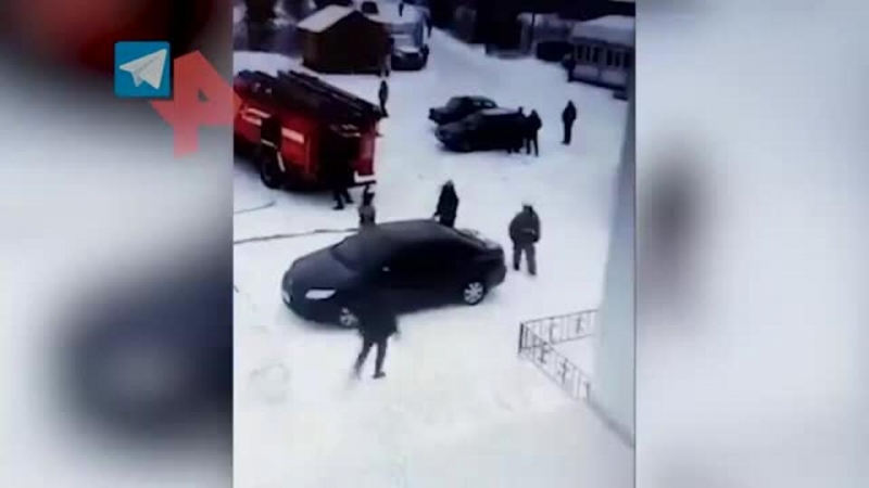 В Коми отец запер ребенка в машине, и она загорелась