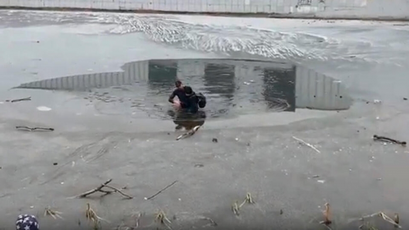 Житель Электростали, спасший ребенка из-подо льда: Торчала одна голова