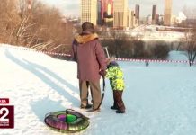 Дети продолжают приходить к горке в Москве, где погиб мальчик