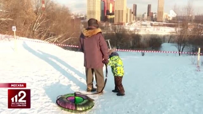 Дети продолжают приходить к горке в Москве, где погиб мальчик