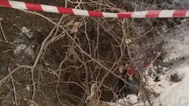 Девочка провалилась под землю на севере Москвы